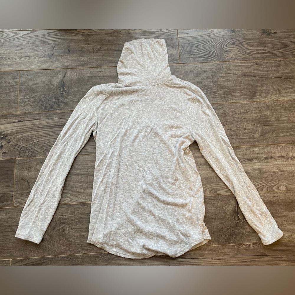 3/$15 Neutral turtle neck - great for layering! thinner material, loose fit